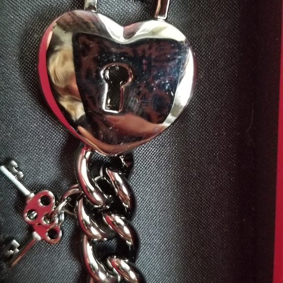 BN JUICY COUTURE DARK SILVER PAVE HEART PADLOCK AND KEYS BRACELET - Picture 2 of 8